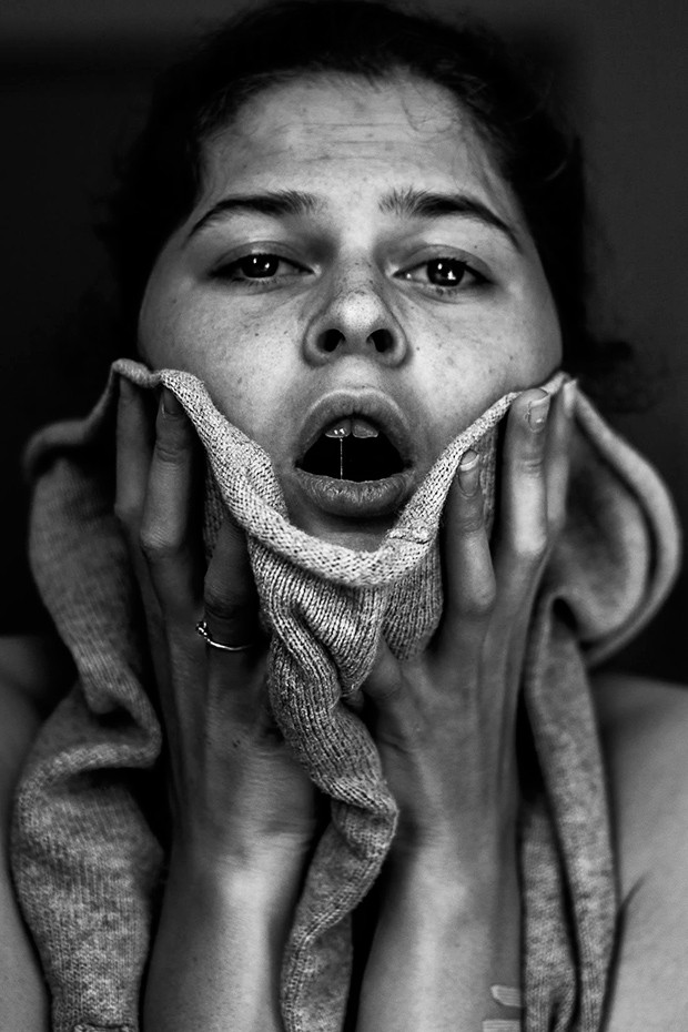 Фотография: Госпитализированная с депрессией голландка задокументировала свой опыт в поразительных автопортретах №2 - BigPicture.ru