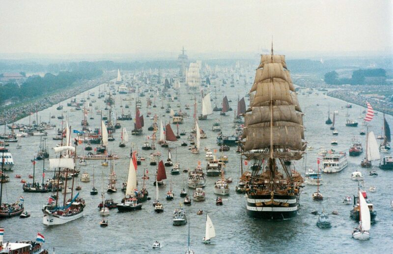 Фотография: 11 фото парада судов в Амстердаме, от которых захочется купить себе кораблик и уйти в море №1 - BigPicture.ru