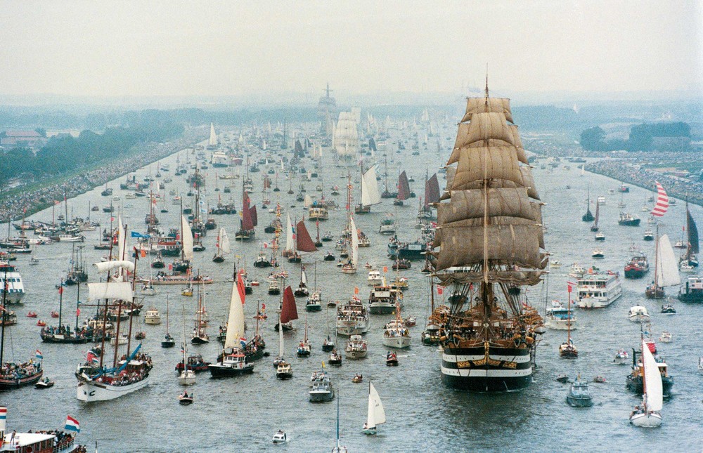 Фотография: 11 фото парада судов в Амстердаме, от которых захочется купить себе кораблик и уйти в море №2 - BigPicture.ru