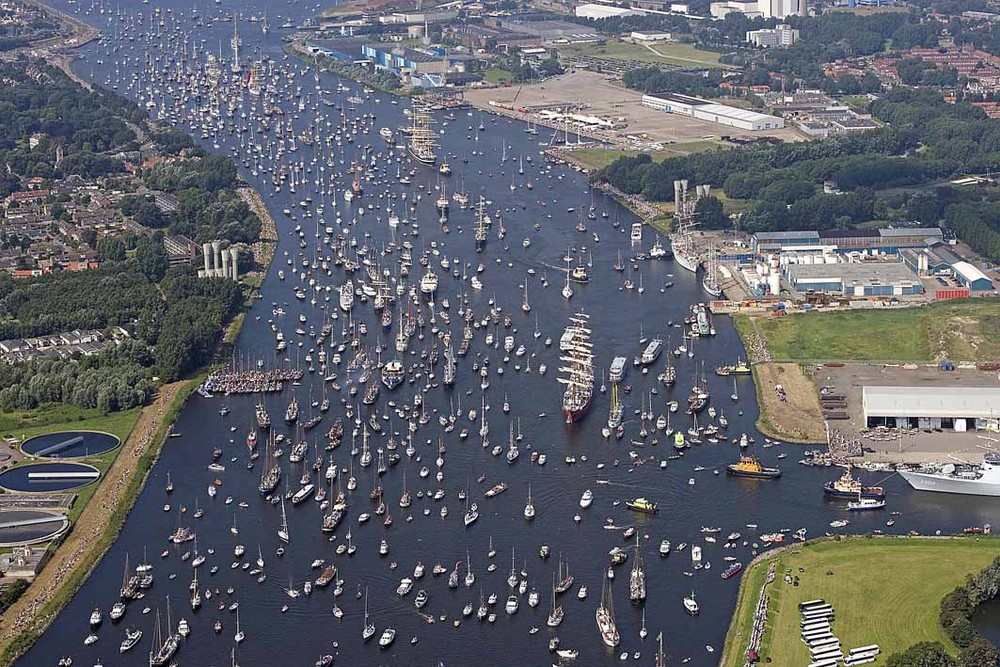 Фотография: 11 фото парада судов в Амстердаме, от которых захочется купить себе кораблик и уйти в море №3 - BigPicture.ru