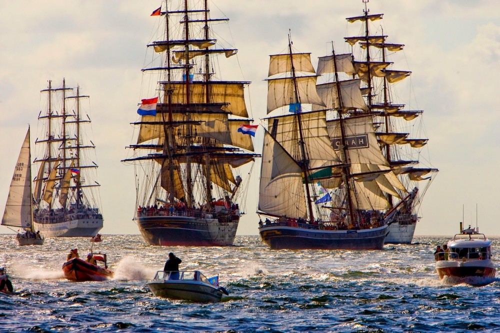 Фотография: 11 фото парада судов в Амстердаме, от которых захочется купить себе кораблик и уйти в море №4 - BigPicture.ru
