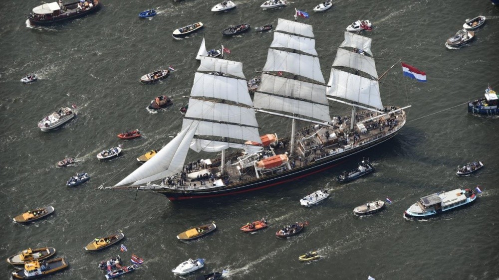Фотография: 11 фото парада судов в Амстердаме, от которых захочется купить себе кораблик и уйти в море №7 - BigPicture.ru