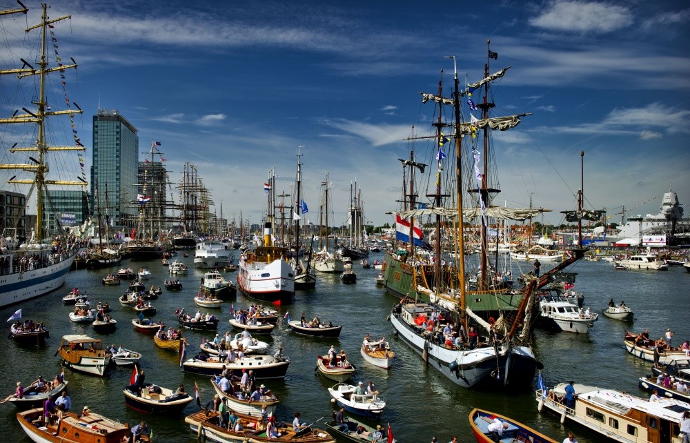 Фотография: 11 фото парада судов в Амстердаме, от которых захочется купить себе кораблик и уйти в море №8 - BigPicture.ru