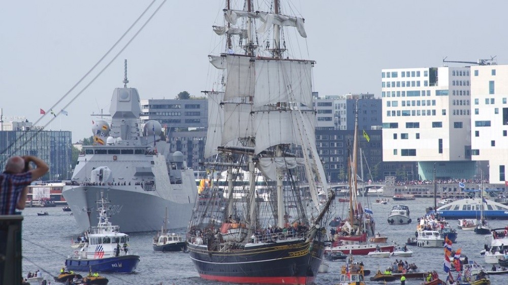 Фотография: 11 фото парада судов в Амстердаме, от которых захочется купить себе кораблик и уйти в море №10 - BigPicture.ru