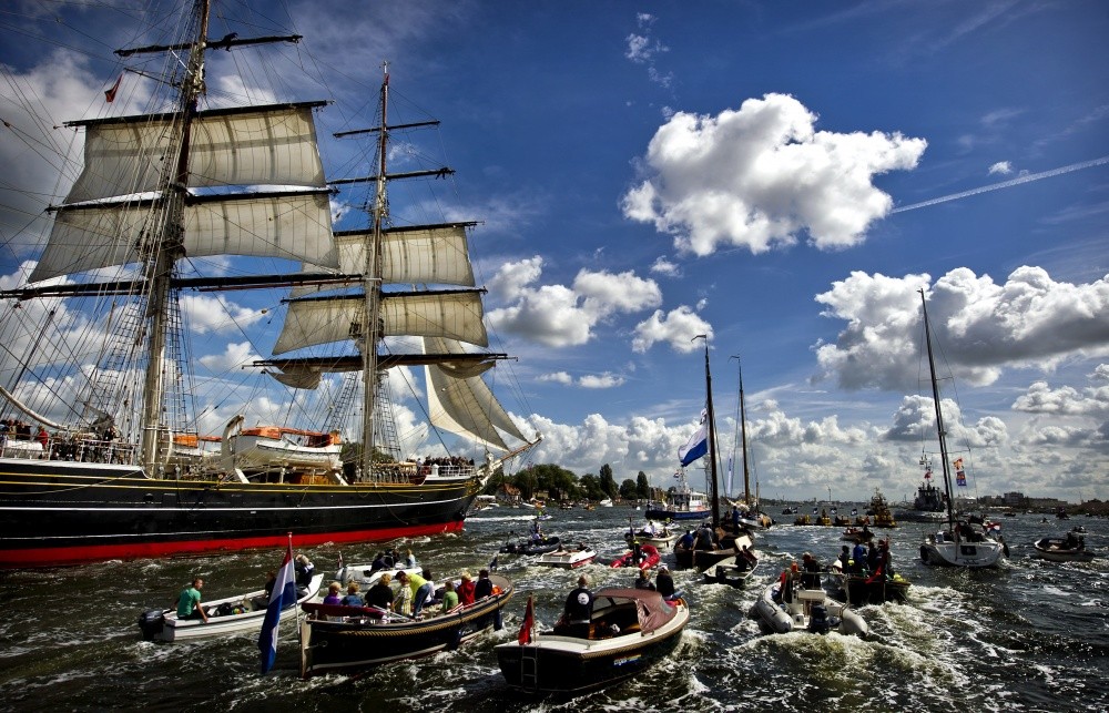 Фотография: 11 фото парада судов в Амстердаме, от которых захочется купить себе кораблик и уйти в море №11 - BigPicture.ru