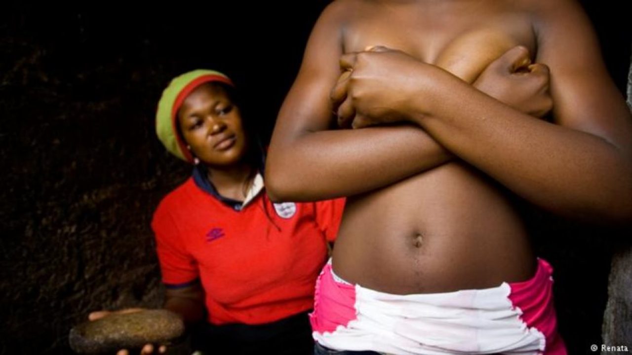 Фотография: Шокирующая традиция Камеруна — утюжка груди №1 - BigPicture.ru