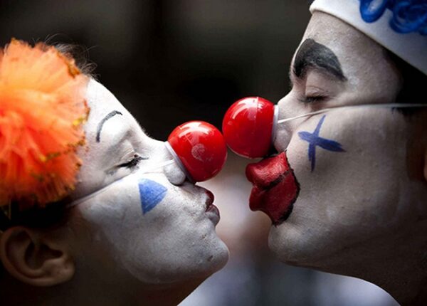 10 самых странных сайтов знакомств: вторая половинка для призраков, клоунов и не только для них
