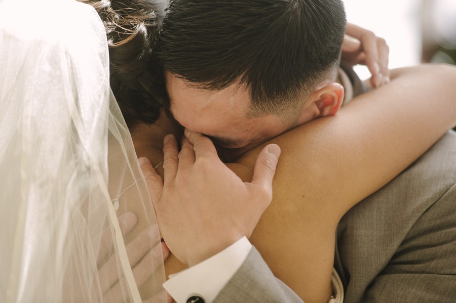 Фотография: 16 трогательных снимков мужчин, которые впервые увидели своих невест в свадебном платье №2 - BigPicture.ru