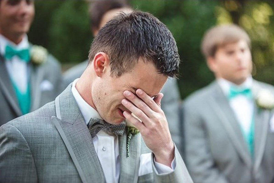 Фотография: 16 трогательных снимков мужчин, которые впервые увидели своих невест в свадебном платье №3 - BigPicture.ru
