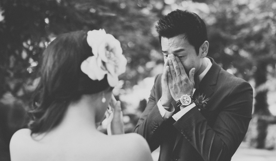 Фотография: 16 трогательных снимков мужчин, которые впервые увидели своих невест в свадебном платье №9 - BigPicture.ru