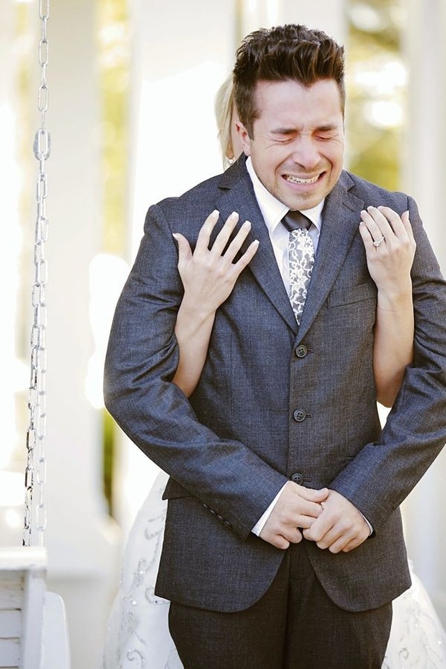 Фотография: 16 трогательных снимков мужчин, которые впервые увидели своих невест в свадебном платье №10 - BigPicture.ru