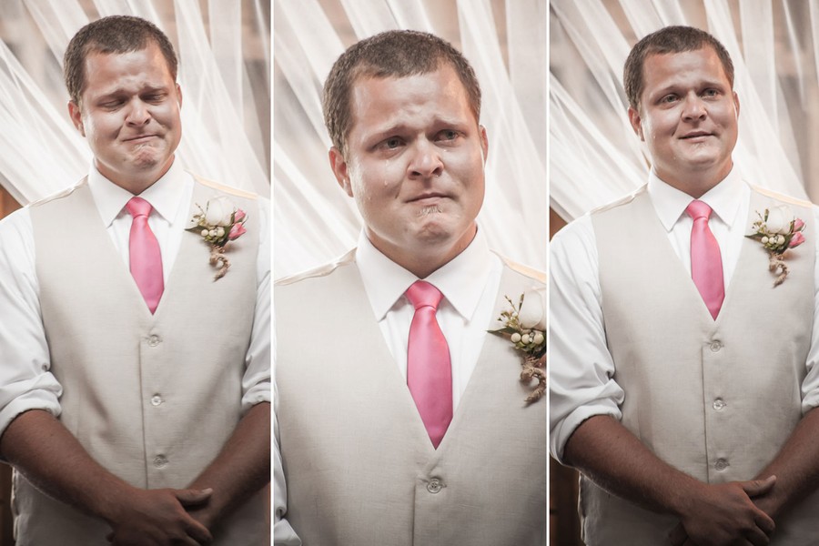 Фотография: 16 трогательных снимков мужчин, которые впервые увидели своих невест в свадебном платье №13 - BigPicture.ru