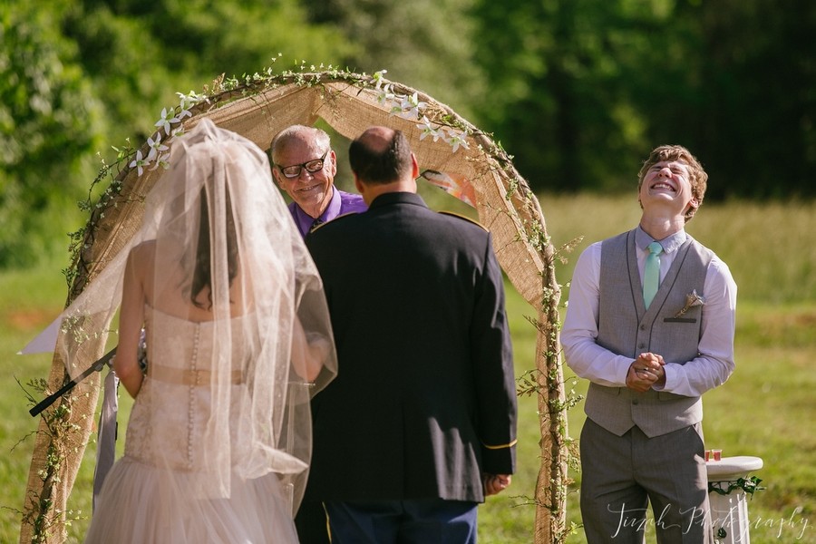 Фотография: 16 трогательных снимков мужчин, которые впервые увидели своих невест в свадебном платье №15 - BigPicture.ru