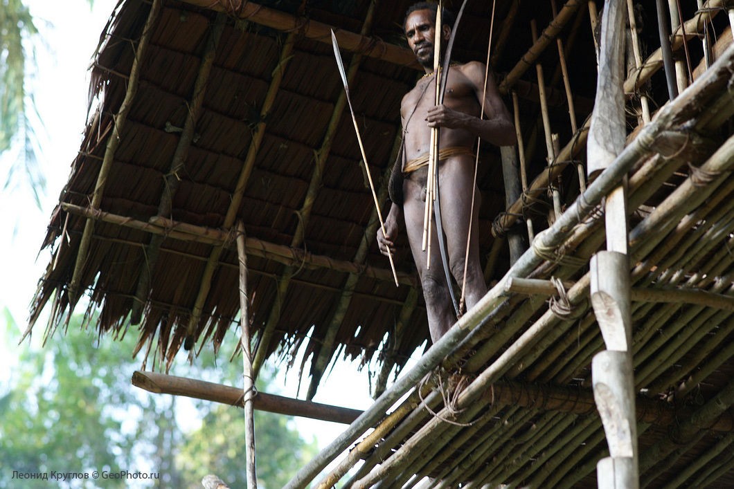 Люди живущие на деревьях. Новая Гвинея. Племя КОРОВАИ. Индонезия — племя КОРОВАИ. Племя КОРОВАИ Папуа новая Гвинея. Племя КОРОВАИ Папуа новая Гвинея жилища на деревьях.