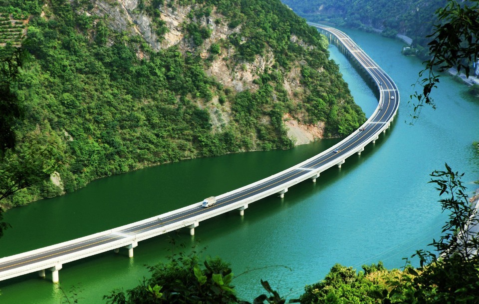 В Китае построили мост не через реку, а вдоль реки. ФОТО