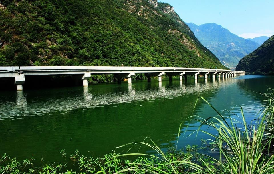 Фотография: В Китае построили мост не через реку, а вдоль реки №3 - BigPicture.ru