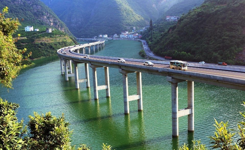 Фотография: В Китае построили мост не через реку, а вдоль реки №4 - BigPicture.ru
