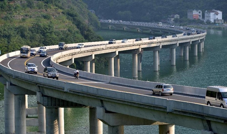 В Китае построили мост не через реку, а вдоль реки. ФОТО