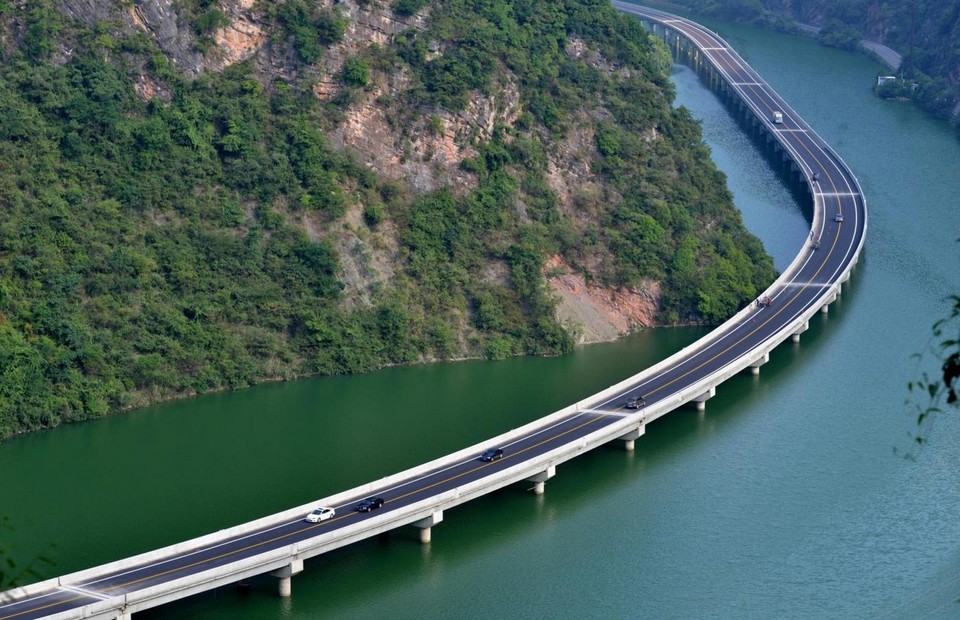 Фотография: В Китае построили мост не через реку, а вдоль реки №6 - BigPicture.ru