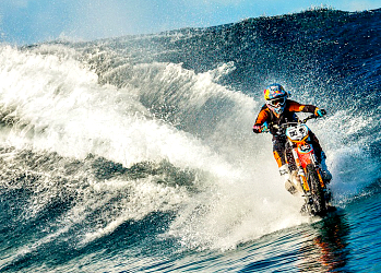 Легендарный серфинг: Робби Мэддисон оседлал волну на мотоцикле
