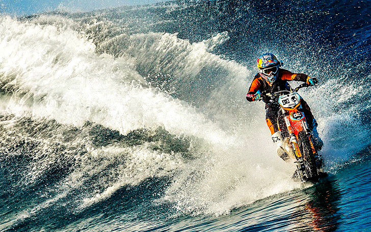 Фотография: Легендарный серфинг: Робби Мэддисон оседлал волну на мотоцикле №1 - BigPicture.ru
