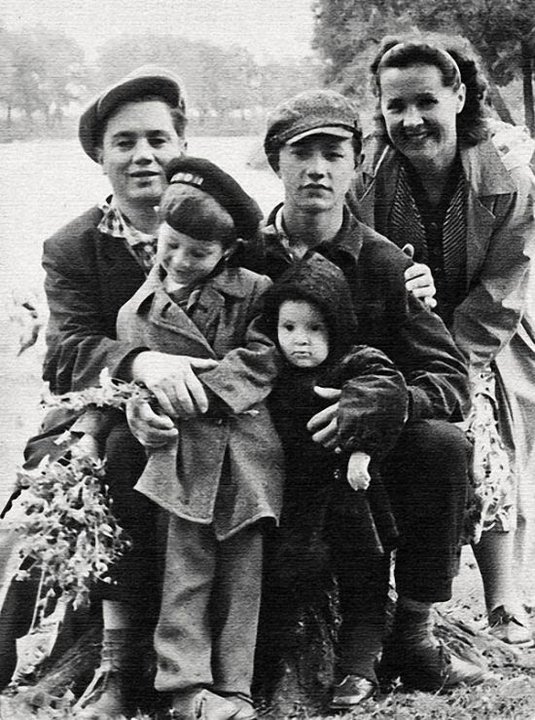 Фотография: Звезды нашего детства в кругу семьи. Фото из домашних архивов №24 - BigPicture.ru