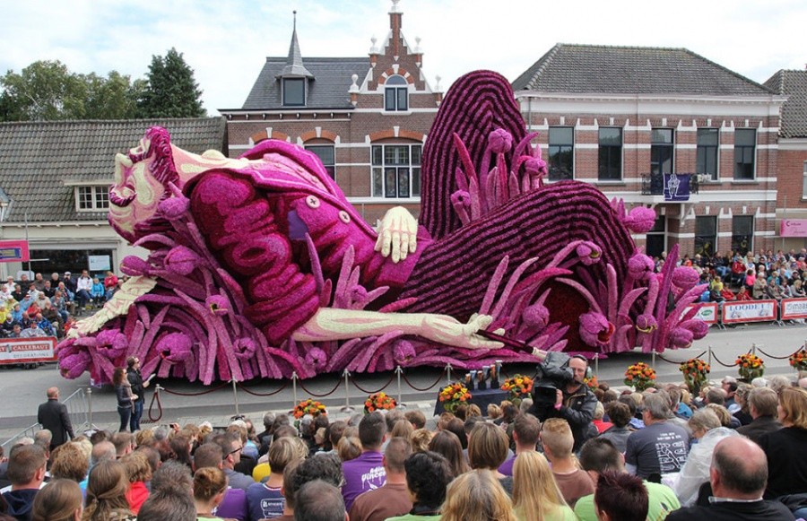 Самый крупный в мире парад цветов в Голландии. ФОТО