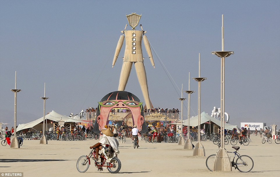Фотография: Оцени масштаб — фестиваль Burning Man с высоты птичьего полета и не только №10 - BigPicture.ru