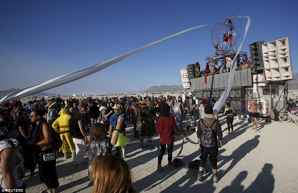 Фотография: Оцени масштаб — фестиваль Burning Man с высоты птичьего полета и не только №14 - BigPicture.ru
