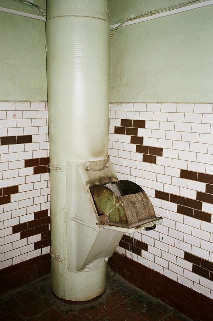 Фотография: Девушки на лестничных клетках — торжество постсоветских подъездов №8 - BigPicture.ru