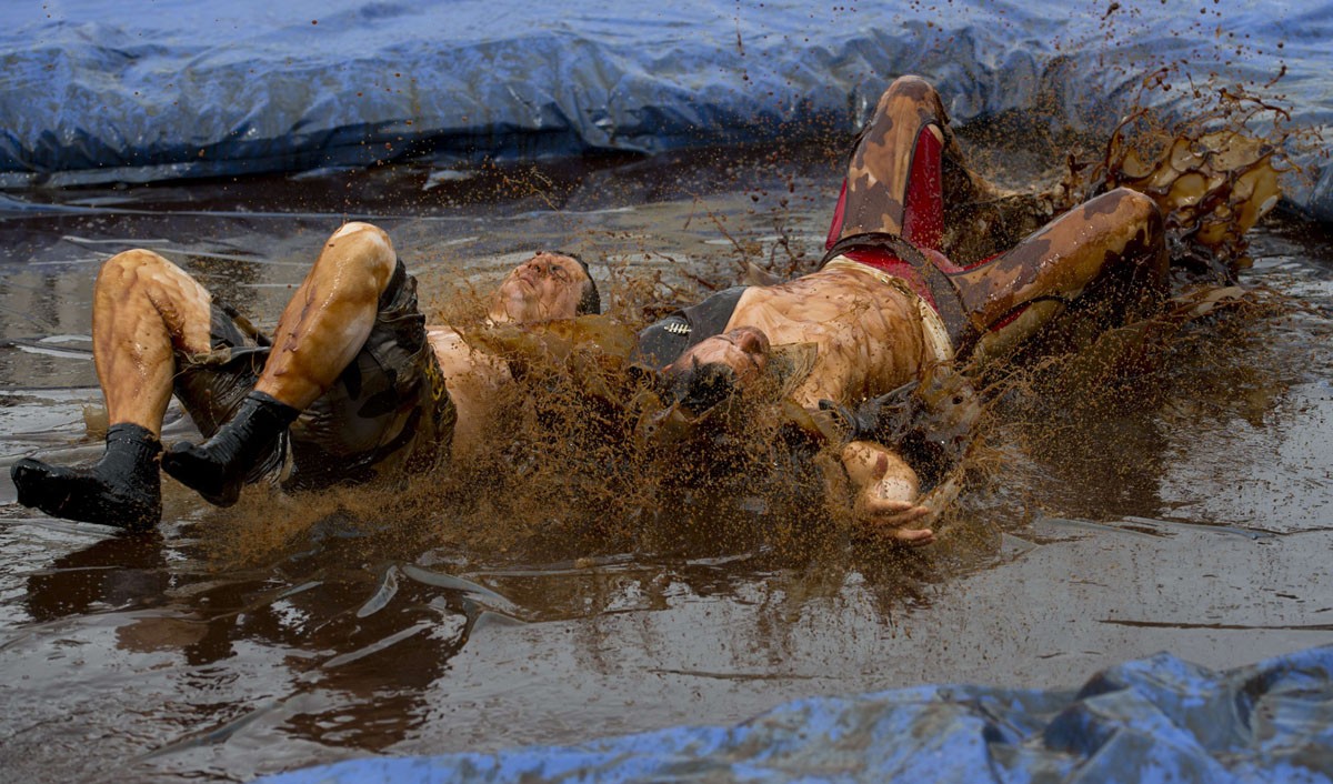 Фотография: Британцы сходят с ума — в Англии прошел чемпионат по борьбе в подливе №21 - BigPicture.ru
