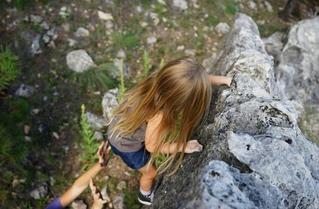 Фотография: Эта маленькая девочка покоряет скалы вместе со своей мамой №5 - BigPicture.ru