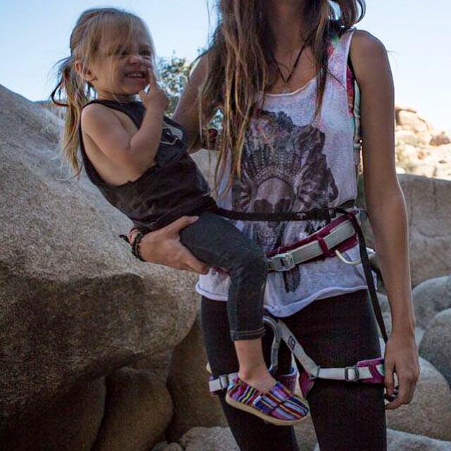 Фотография: Эта маленькая девочка покоряет скалы вместе со своей мамой №7 - BigPicture.ru