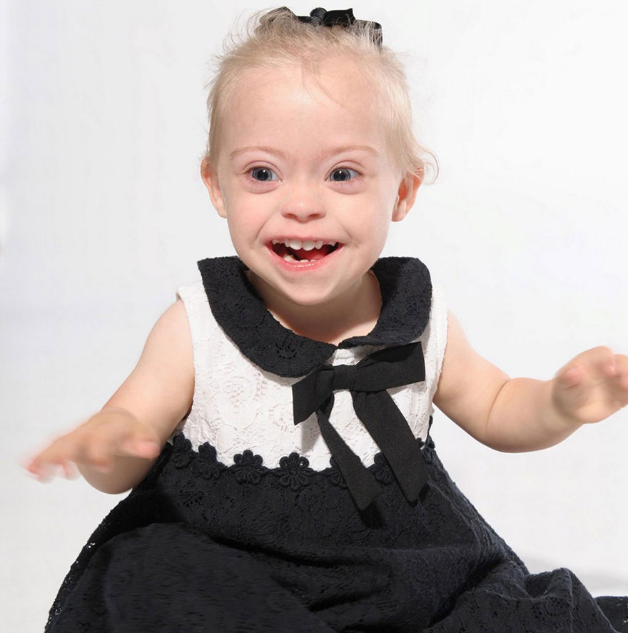Фотография: Двухлетняя девочка с синдромом Дауна стала моделью благодаря своей лучезарной улыбке №7 - BigPicture.ru