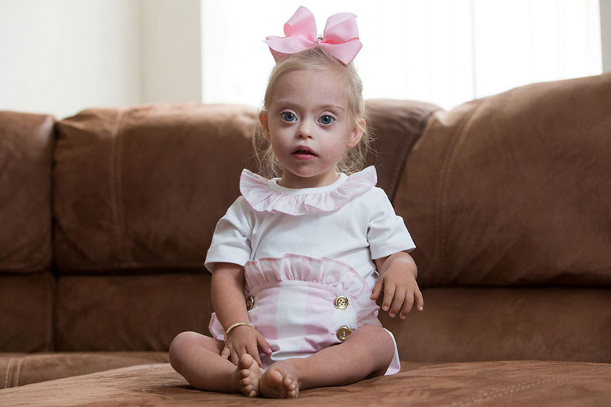 Фотография: Двухлетняя девочка с синдромом Дауна стала моделью благодаря своей лучезарной улыбке №11 - BigPicture.ru