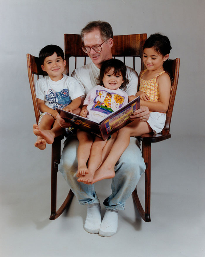 Фотография: Отец создал тройное кресло-качалку, чтобы читать своим детям сказки №3 - BigPicture.ru