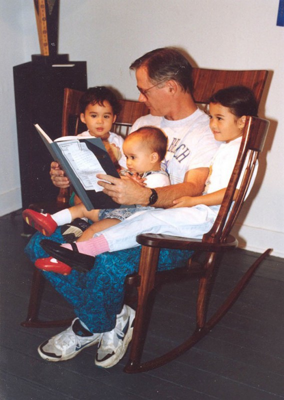 Фотография: Отец создал тройное кресло-качалку, чтобы читать своим детям сказки №1 - BigPicture.ru