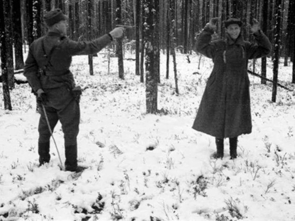 Фотография: Советский разведчик смеется перед расстрелом — и другие поразительные фото Второй мировой №7 - BigPicture.ru