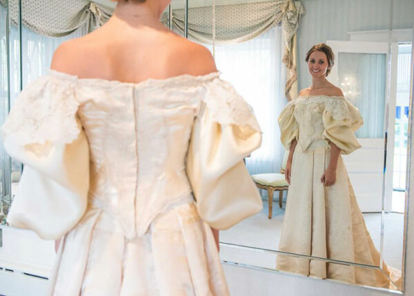 Эта невеста — 11‑я в своей семье, кто надел это 120-летнее свадебное платье