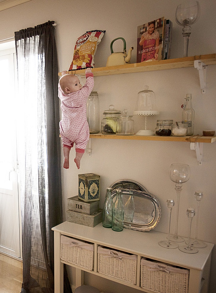 Фотография: Швед фотографирует свою дочь в самых безумных ситуациях №10 - BigPicture.ru