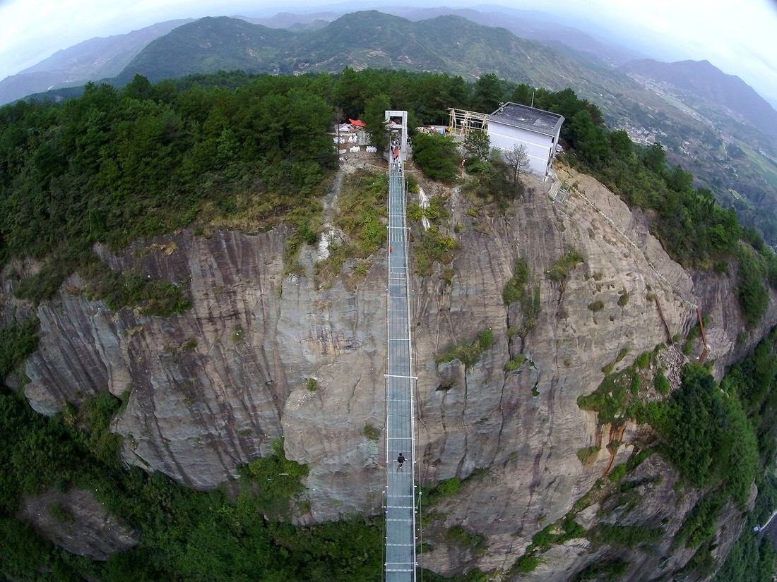 Фотография: Испытать непередаваемые ощущения: самый длинный стеклянный мост в мире! №2 - BigPicture.ru