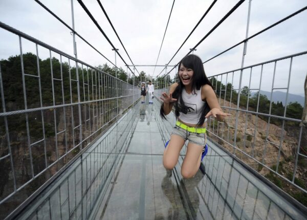 Испытать непередаваемые ощущения: самый длинный стеклянный мост в мире!