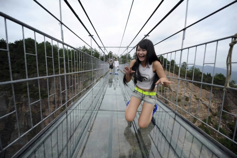 Фотография: Испытать непередаваемые ощущения: самый длинный стеклянный мост в мире! №1 - BigPicture.ru