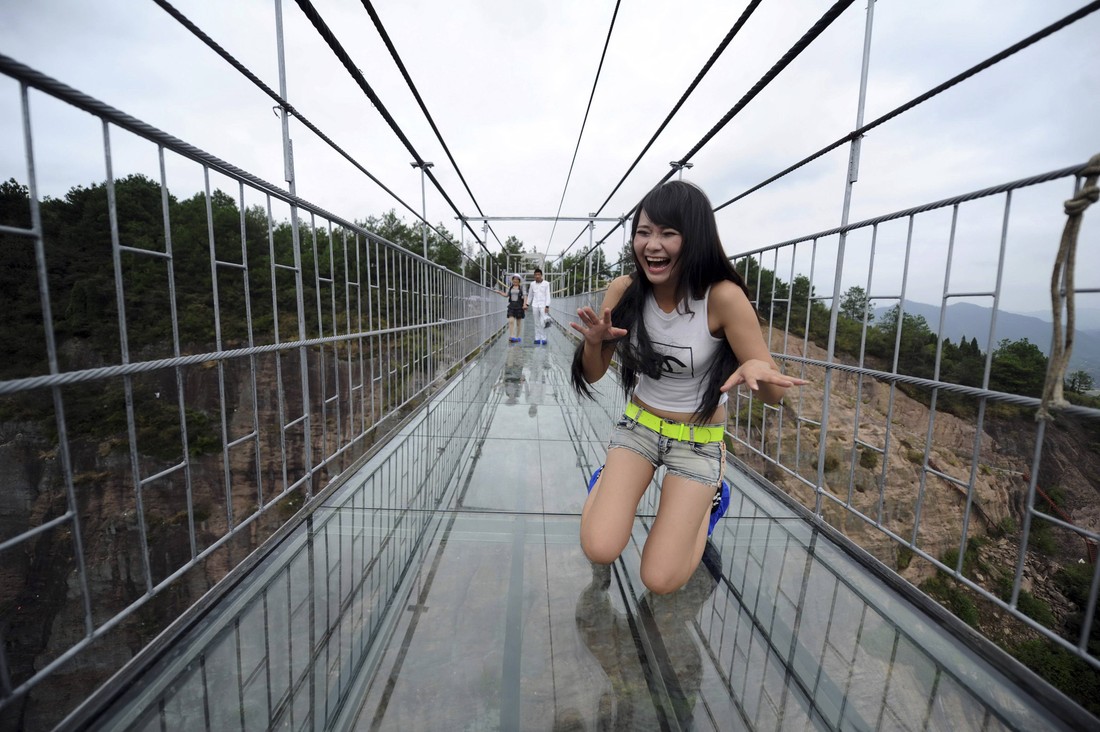 Фотография: Испытать непередаваемые ощущения: самый длинный стеклянный мост в мире! №3 - BigPicture.ru