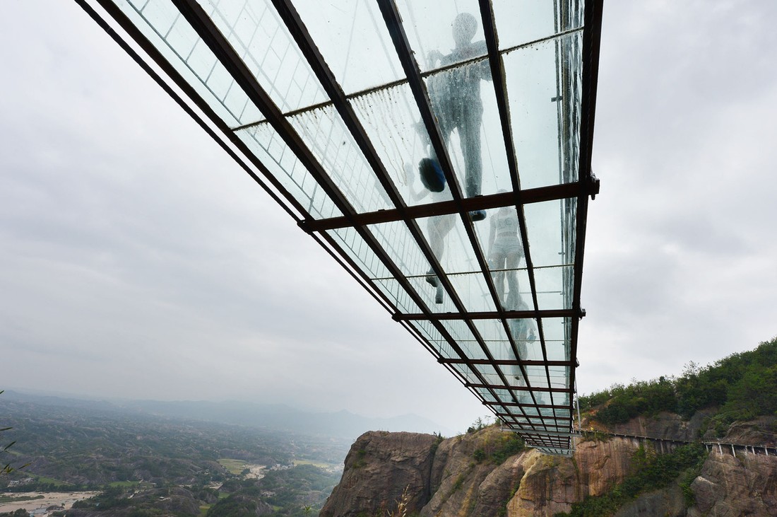 Фотография: Испытать непередаваемые ощущения: самый длинный стеклянный мост в мире! №4 - BigPicture.ru