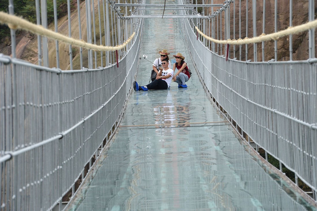 Фотография: Испытать непередаваемые ощущения: самый длинный стеклянный мост в мире! №5 - BigPicture.ru