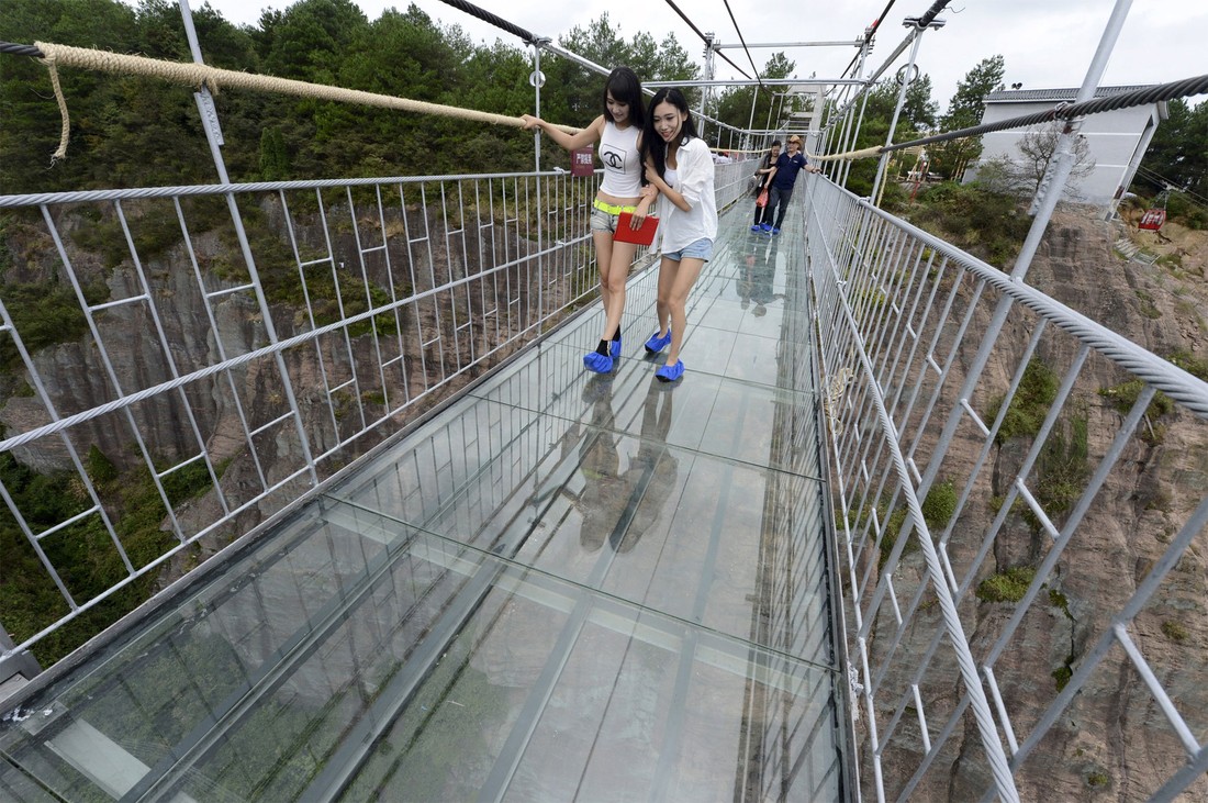 Фотография: Испытать непередаваемые ощущения: самый длинный стеклянный мост в мире! №6 - BigPicture.ru