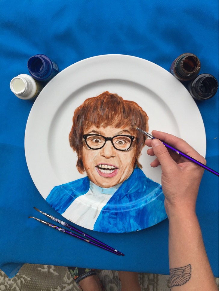 Фотография: Кто на блюде? Художница рисует знаменитостей на тарелках №3 - BigPicture.ru