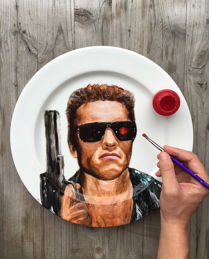 Фотография: Кто на блюде? Художница рисует знаменитостей на тарелках №17 - BigPicture.ru