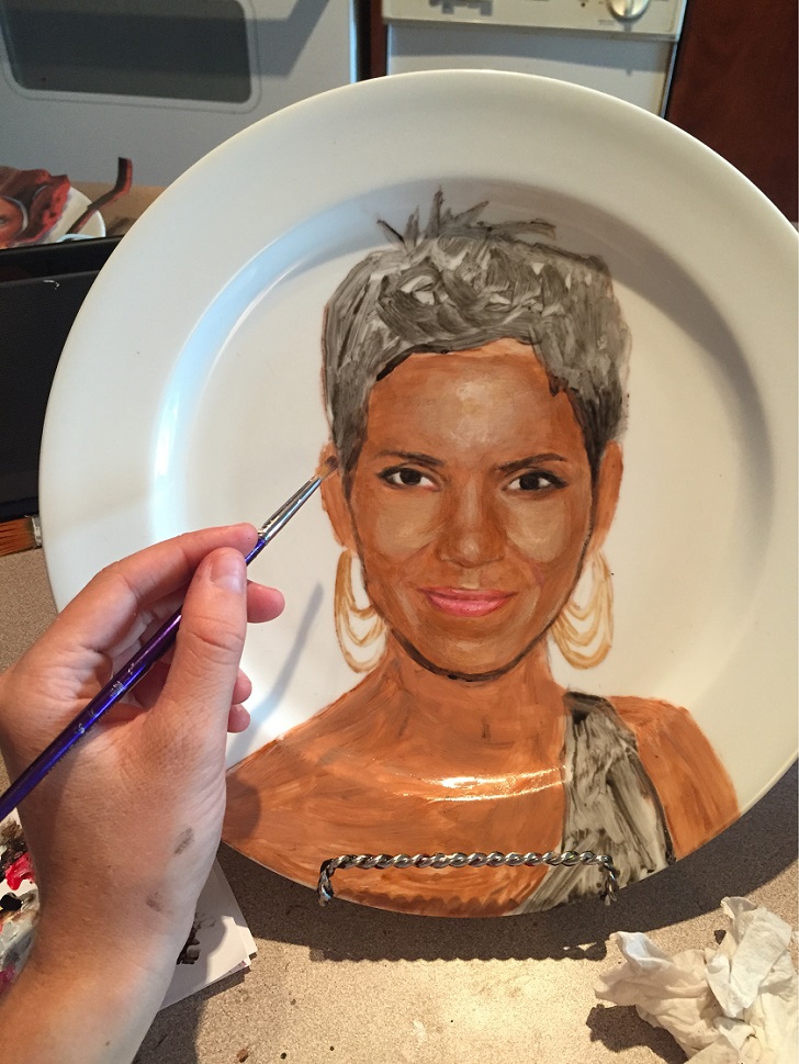 Фотография: Кто на блюде? Художница рисует знаменитостей на тарелках №18 - BigPicture.ru